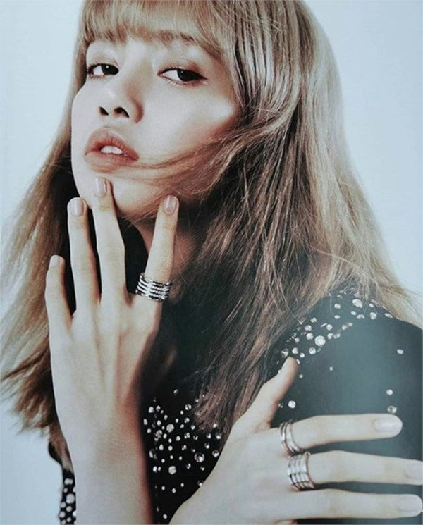 Lisa khoe thần thái chuẩn model trên bìa tạp chí. Lisa khoe thần thái chuẩn model trên bìa tạp chí.