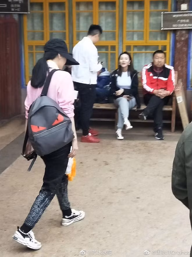 Cô lặng lẽ ra về sau khi lễ Phật.