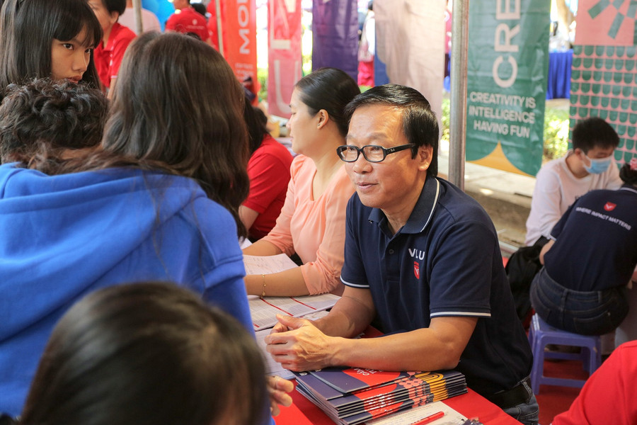 Thí sinh tìm hiểu thông tin ngành học vào Trường ĐH Văn Lang tại một ngày hội tư vấn, hướng nghiệp.