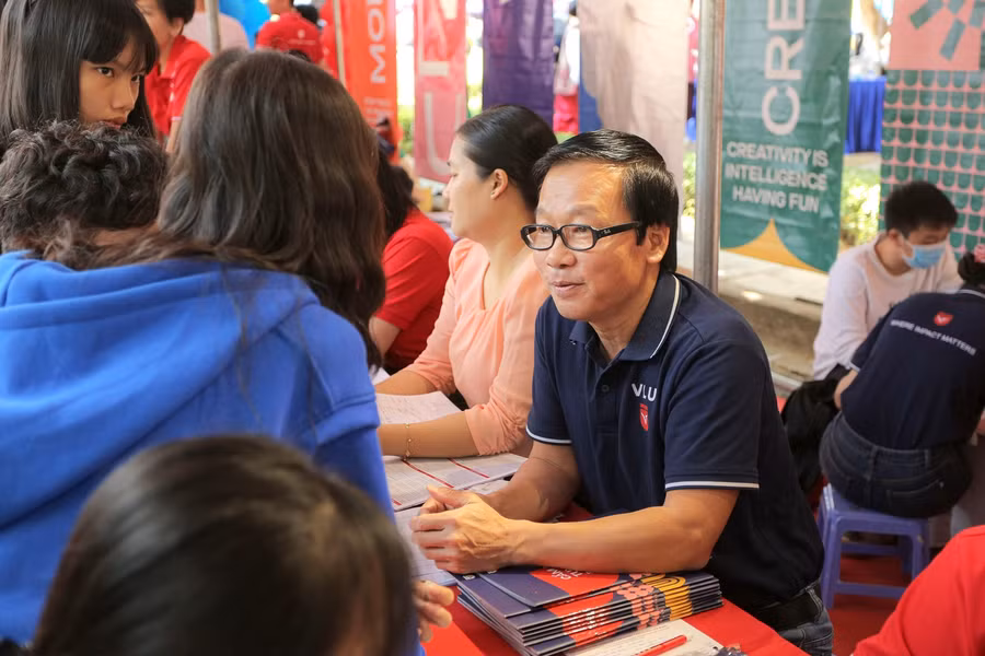 Thí sinh tìm hiểu thông tin ngành học vào Trường ĐH Văn Lang tại một ngày hội tư vấn, hướng nghiệp.