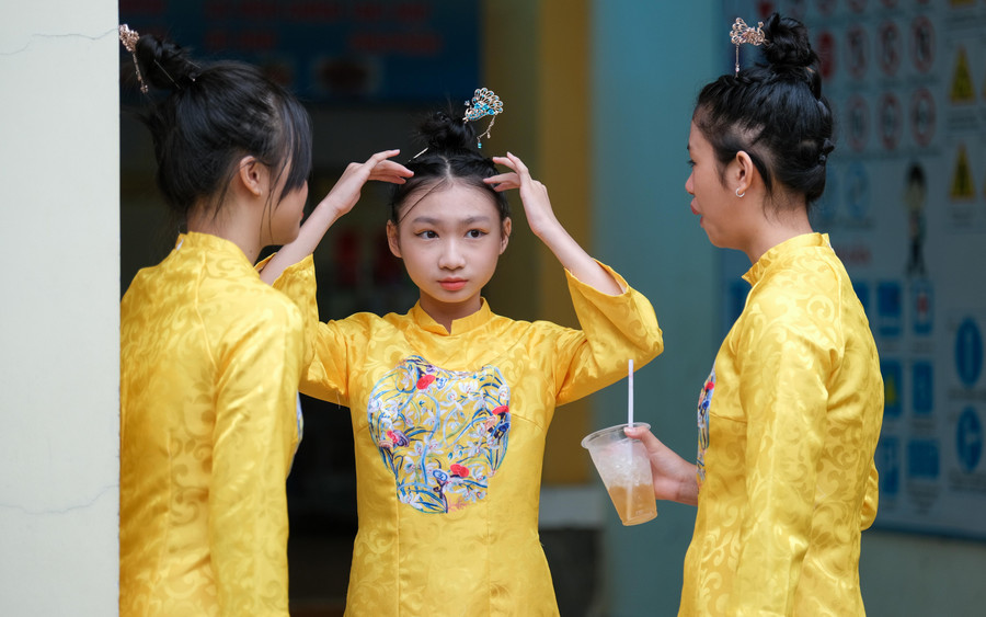 Học sinh Trường THCS Đoàn Thị Điểm, quận Ninh Kiều chỉnh trang lại trang phục chuẩn bị biểu diễn các tiết mục sôi động tại lễ khai giảng.