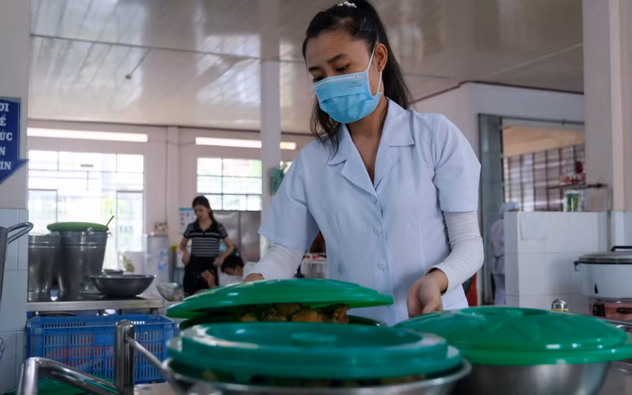 Các món ăn sau khi chế biến được che đậy cẩn thận, đảm bảo vệ sinh khi đến tay học sinh.