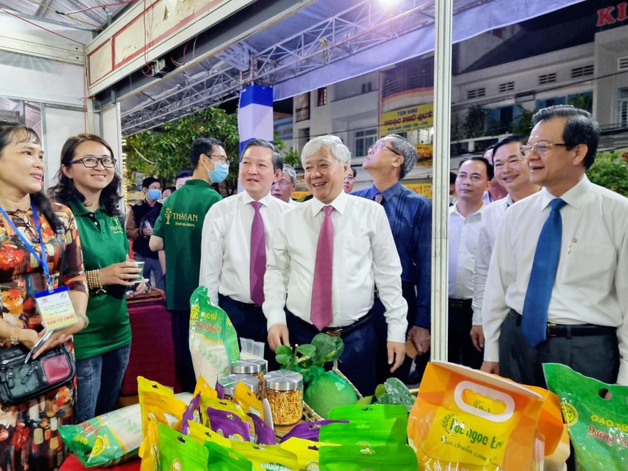 Các vị lãnh đạo tham quan gian hàng trưng bày sản phẩm đặc trưng của Hội Nông dân tỉnh An Giang. Các vị lãnh đạo tham quan gian hàng trưng bày sản phẩm đặc trưng của Hội Nông dân tỉnh An Giang.