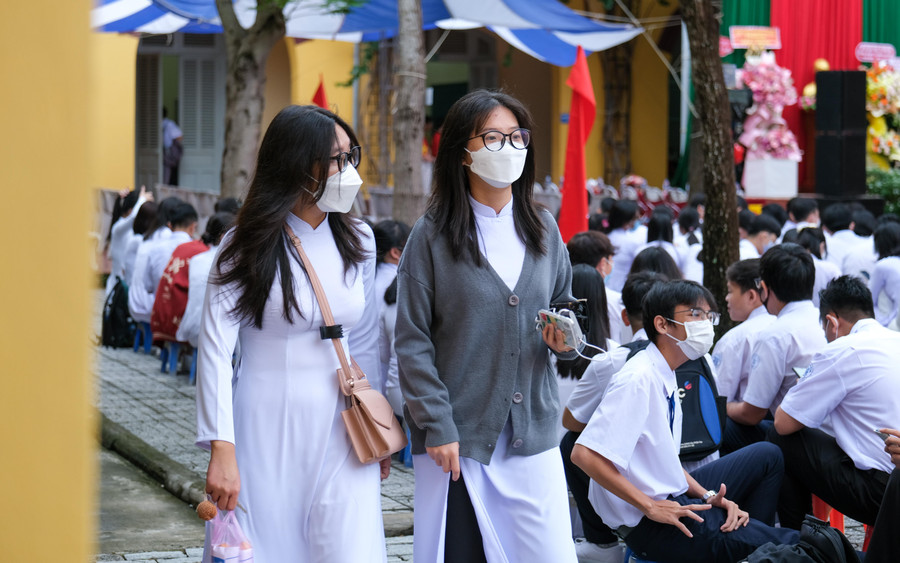 Các em học sinh khối THPT cùng nhau đến dự lễ khai giảng.