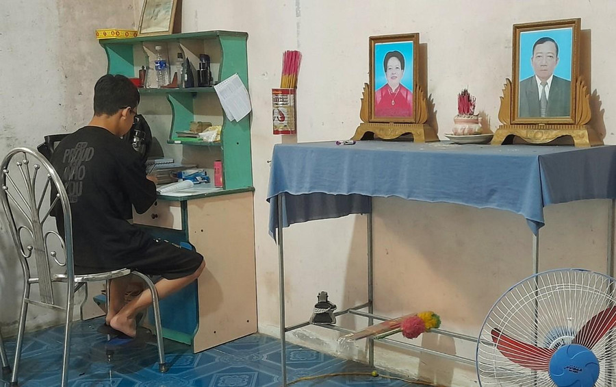 Ngoài giờ học ở trường, Hồng Gấm lặng lẽ một mình trong căn nhà nhỏ quạnh vắng.