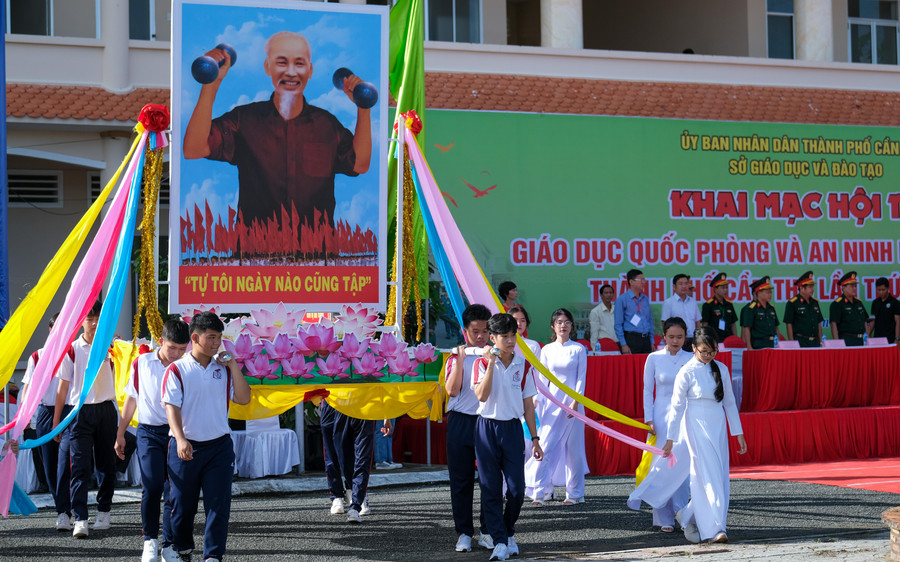 Thực hiện nghi thức rước cờ Tổ quốc, ảnh Chủ tịch Hồ Chí Minh và cờ Đại hội. Thực hiện nghi thức rước cờ Tổ quốc, ảnh Chủ tịch Hồ Chí Minh và cờ Đại hội.