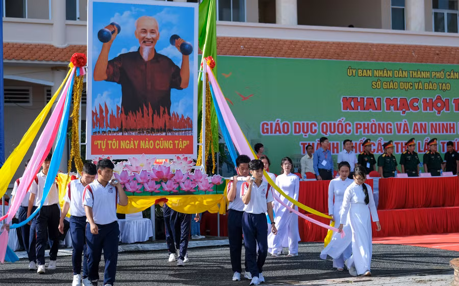 Thực hiện nghi thức rước cờ Tổ quốc, ảnh Chủ tịch Hồ Chí Minh và cờ Đại hội.