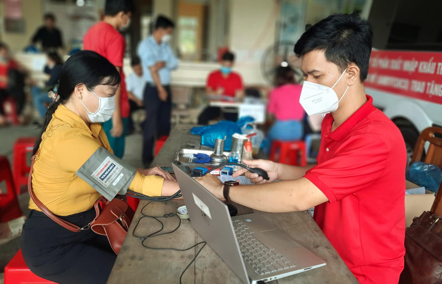 Cô Trần Thị Thanh Thư, Hiệu trưởng Trường Tiểu học B Vĩnh Chánh (Thoại Sơn – An Giang) đã 26 lần tham gia hiến máu. Cô Trần Thị Thanh Thư, Hiệu trưởng Trường Tiểu học B Vĩnh Chánh (Thoại Sơn – An Giang) đã 26 lần tham gia hiến máu.