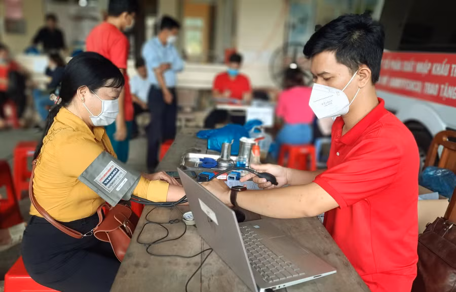 Cô Trần Thị Thanh Thư, Hiệu trưởng Trường Tiểu học B Vĩnh Chánh (Thoại Sơn – An Giang) đã 26 lần tham gia hiến máu.