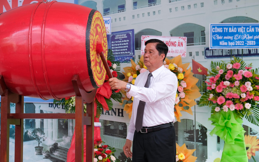 Ông Phạm Văn Hiểu, Chủ tịch HĐND TP Cần Thơ đánh trống khai giảng năm học mới tại Trường THCS Đoàn Thị Điểm, quận Ninh Kiều (TP. Cần Thơ).