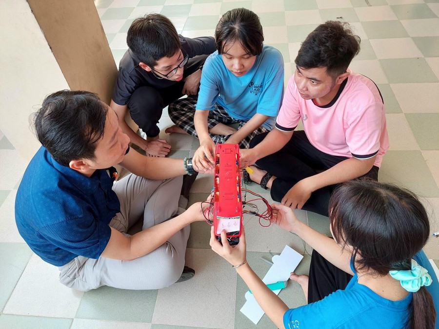 Thầy Trang Minh Thiên mạnh dạn đưa giáo dục STEM vào các tiết Công nghệ, Vật lý. Thầy Trang Minh Thiên mạnh dạn đưa giáo dục STEM vào các tiết Công nghệ, Vật lý.