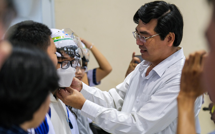 Ông Trần Thanh Bình, Giám đốc Sở GD&ĐT TP Cần Thơ trao tặng nón bảo hiểm cho học sinh. Ông Trần Thanh Bình, Giám đốc Sở GD&ĐT TP Cần Thơ trao tặng nón bảo hiểm cho học sinh.
