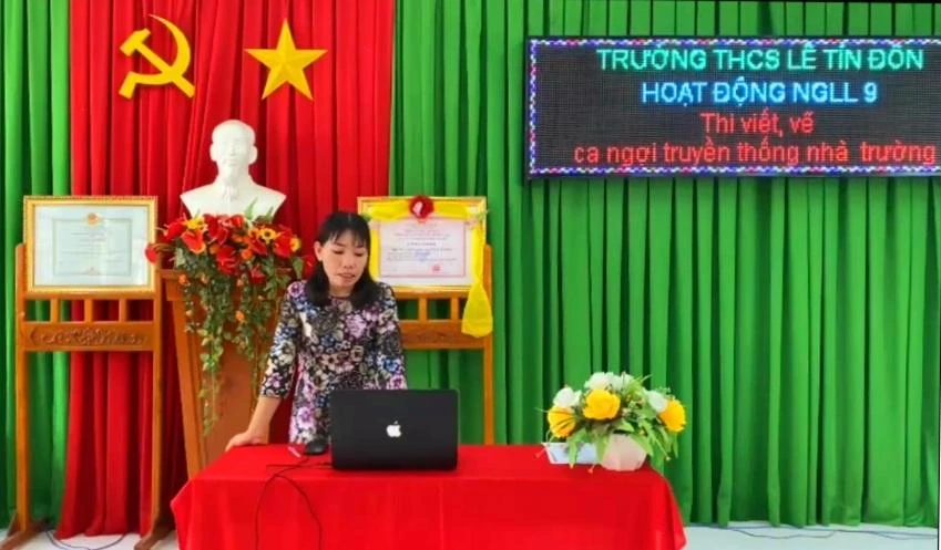 Giáo viên An Giang trình bày sản phẩm dự thi.