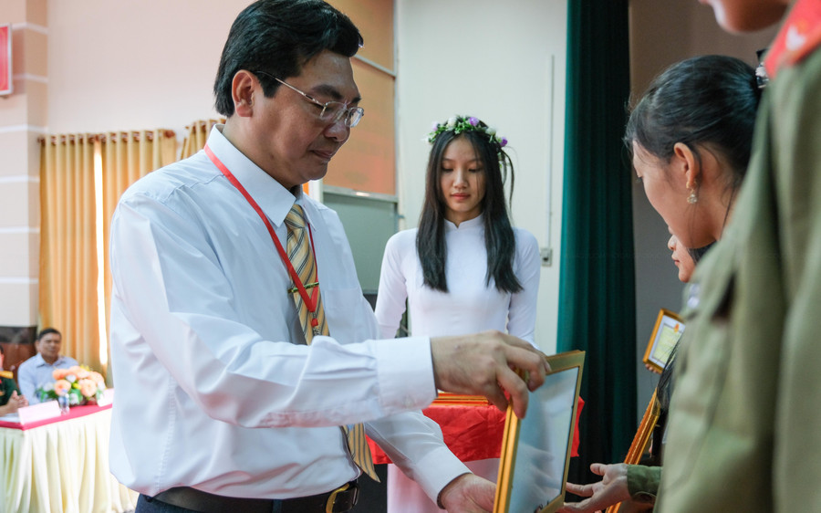 Ông Trần Thanh Bình, Giám đốc Sở GD&amp;ĐT TP Cần Thơ trao thưởng cho các vận động viên.