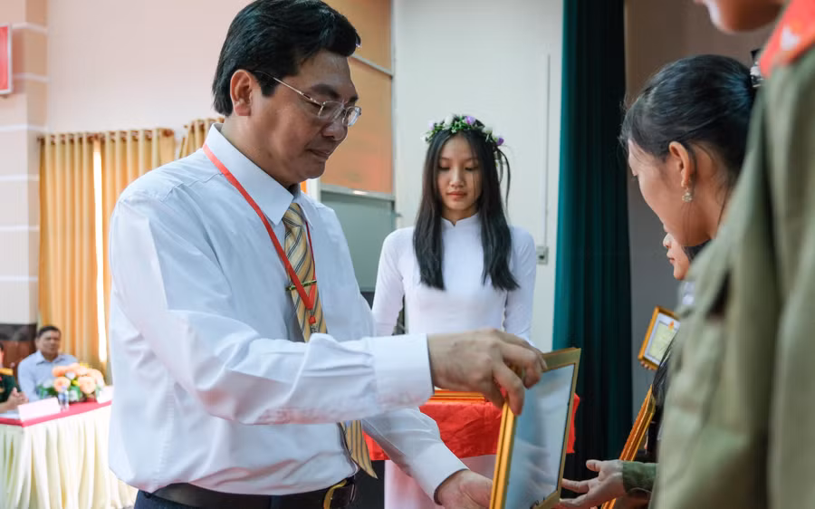 Ông Trần Thanh Bình, Giám đốc Sở GD&amp;ĐT TP Cần Thơ trao thưởng cho các vận động viên.