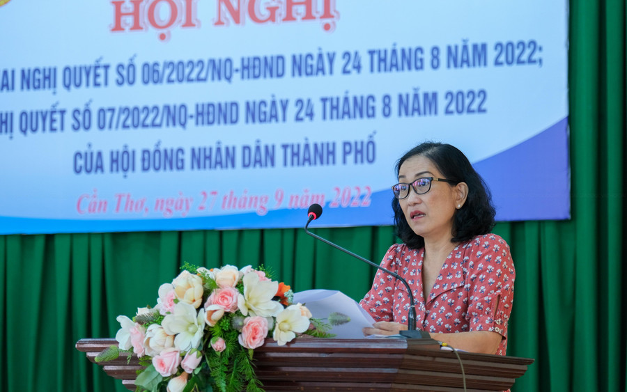 Bà Tô Thị Hồng Ngân, Trưởng Phòng Kế hoạch - Tài chính, Sở GD&ĐT hướng dẫn triển khai các nghị quyết của HĐND TP Cần Thơ. Bà Tô Thị Hồng Ngân, Trưởng Phòng Kế hoạch - Tài chính, Sở GD&ĐT hướng dẫn triển khai các nghị quyết của HĐND TP Cần Thơ.