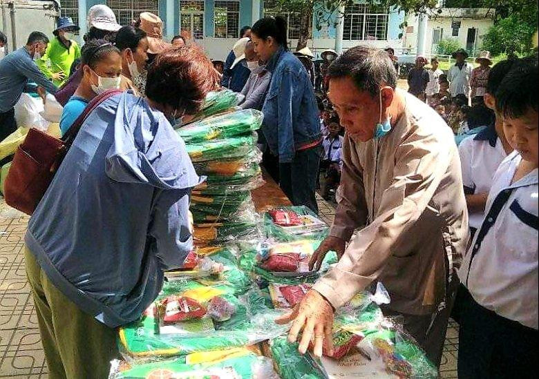 Các mạnh thường quân chuẩn bị trao tặng 100 phần quà “Tiếp bước đến trường” cho học sinh Trường Tiểu học A Lương Phi (huyện Tri Tôn).