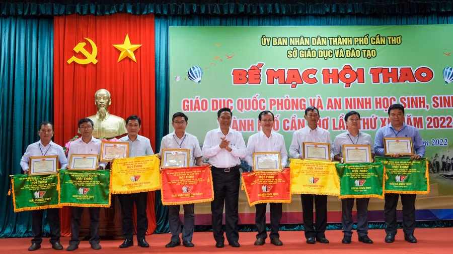 Ông Nguyễn Thực Hiện, Phó Chủ tịch UBND TP Cần Thơ trao bằng khen và cờ lưu niệm cho các đoàn tham gia.