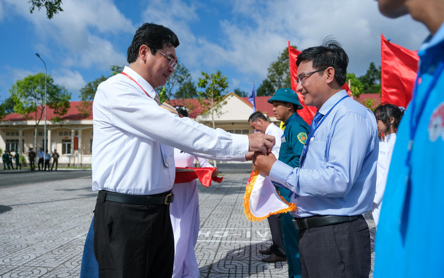 Lãnh đạo Sở GD&ĐT cùng các đại biểu tặng cờ lưu niệm cho các đoàn tham gia. Lãnh đạo Sở GD&ĐT cùng các đại biểu tặng cờ lưu niệm cho các đoàn tham gia.