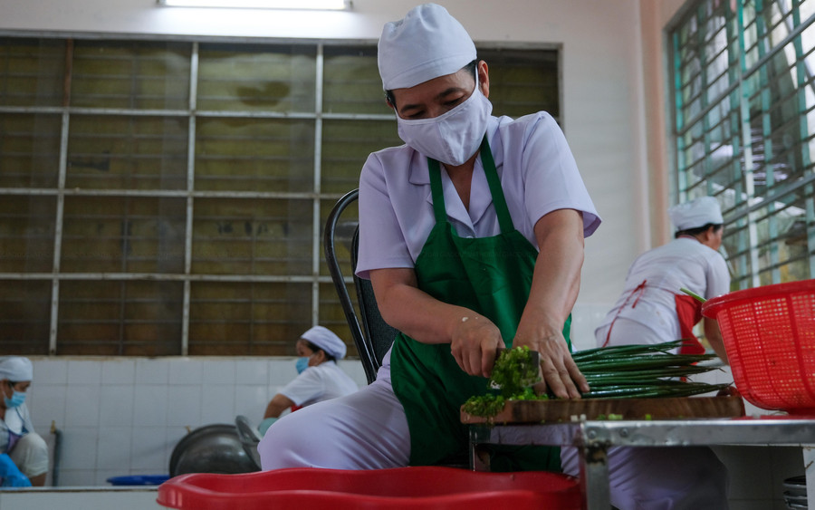 Từ 5 giờ sáng, đội ngũ nhân viên bếp của Trường TH Ngô Quyền đã tất bật chuẩn bị bữa ăn bán trú đầu tiên cho học sinh sau kỳ nghỉ hè. Từ 5 giờ sáng, đội ngũ nhân viên bếp của Trường TH Ngô Quyền đã tất bật chuẩn bị bữa ăn bán trú đầu tiên cho học sinh sau kỳ nghỉ hè.