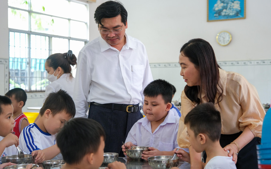 Giám đốc Sở GD&ĐT TP Cần Thơ thăm hỏi học trò trong ngày đầu trường học tổ chức ăn bán trú. Giám đốc Sở GD&ĐT TP Cần Thơ thăm hỏi học trò trong ngày đầu trường học tổ chức ăn bán trú.
