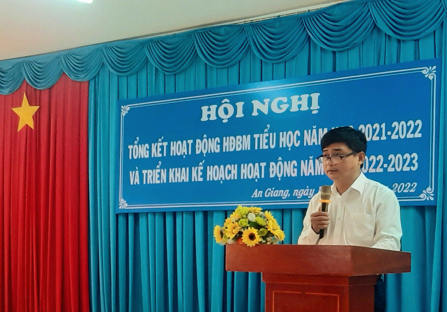Thầy Nguyễn Quốc Khanh - Phó Giám đốc Sở GD&ĐT An Giang, Chủ tịch HĐBM phát biểu chỉ đạo hội nghị. Thầy Nguyễn Quốc Khanh - Phó Giám đốc Sở GD&ĐT An Giang, Chủ tịch HĐBM phát biểu chỉ đạo hội nghị.