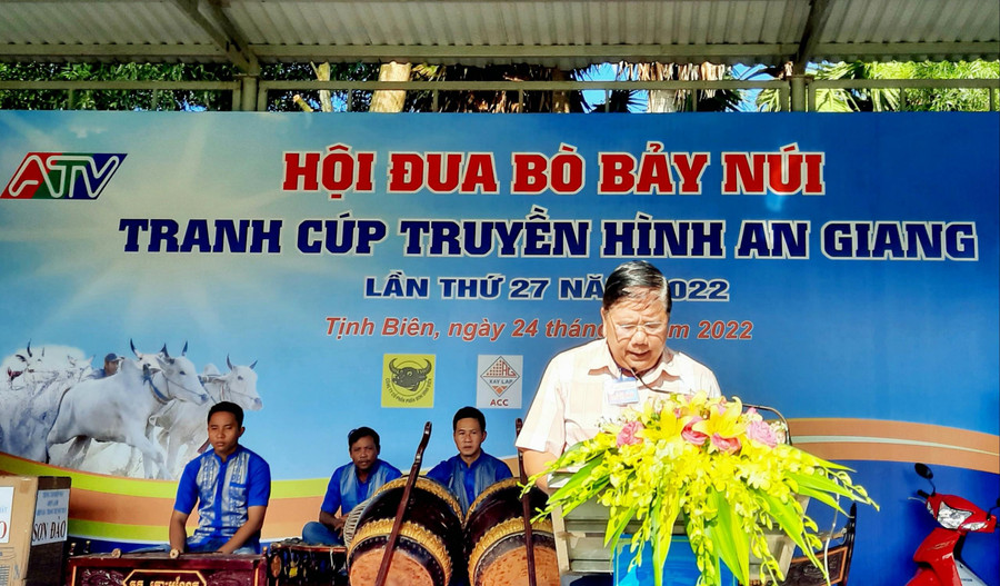 Ông Nguyễn Văn Lên, giám đốc Đài PT-TH An Giang – Phó trưởng Ban Tổ chức phát biểu khai mạc. Ông Nguyễn Văn Lên, giám đốc Đài PT-TH An Giang – Phó trưởng Ban Tổ chức phát biểu khai mạc.