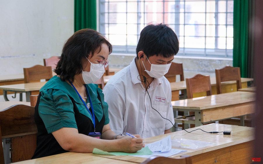 Thí sinh bị gãy tay được giáo viên viết hộ bài thi ngữ văn. Thí sinh bị gãy tay được giáo viên viết hộ bài thi ngữ văn.