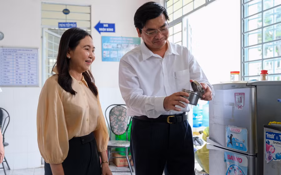 Lãnh Sở GD&amp;ĐT kiểm tra công tác lưu và bảo quản mẫu thức ăn sau khi chế biến.