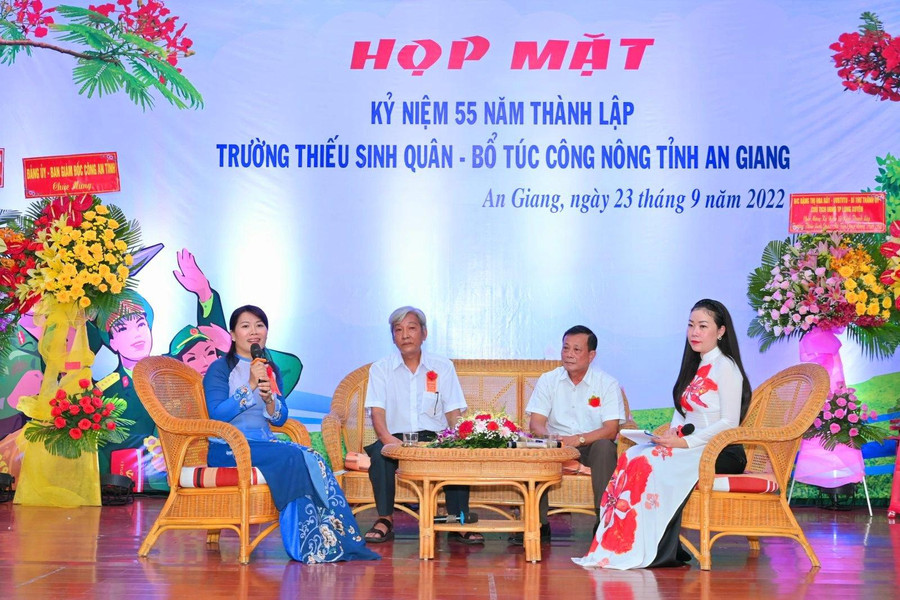 Tọa đàm, giao lưu giữa các thế hệ giáo viên và học sinh Trường Thiếu sinh quân - Bổ túc Công nông tỉnh An Giang. Tọa đàm, giao lưu giữa các thế hệ giáo viên và học sinh Trường Thiếu sinh quân - Bổ túc Công nông tỉnh An Giang.