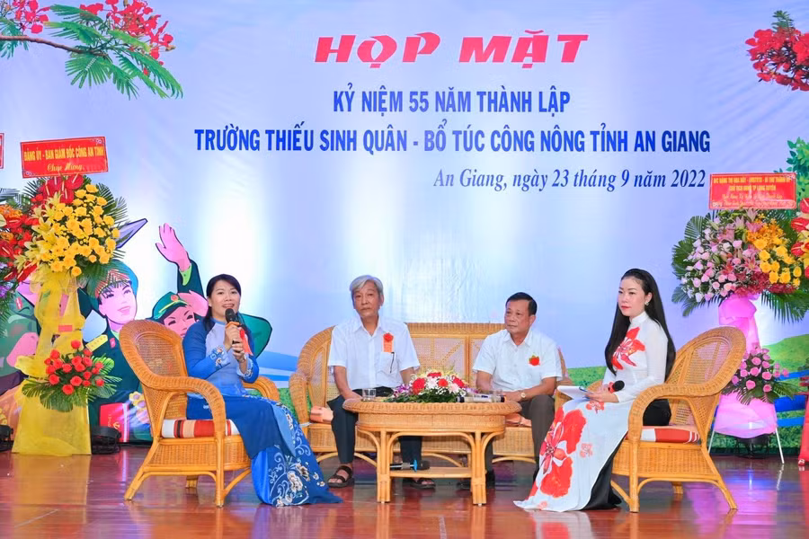 Tọa đàm, giao lưu giữa các thế hệ giáo viên và học sinh Trường Thiếu sinh quân - Bổ túc Công nông tỉnh An Giang.