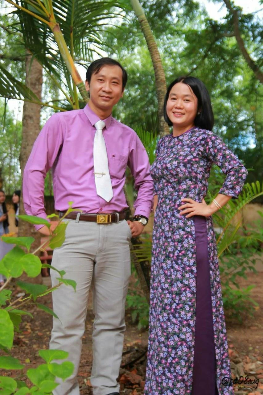 Thầy Trang Minh Thiên (trái), Tổ trưởng chuyên môn tổ Công nghệ - Tin học Trường THPT Nguyễn Việt Dũng. Thầy Trang Minh Thiên (trái), Tổ trưởng chuyên môn tổ Công nghệ - Tin học Trường THPT Nguyễn Việt Dũng.
