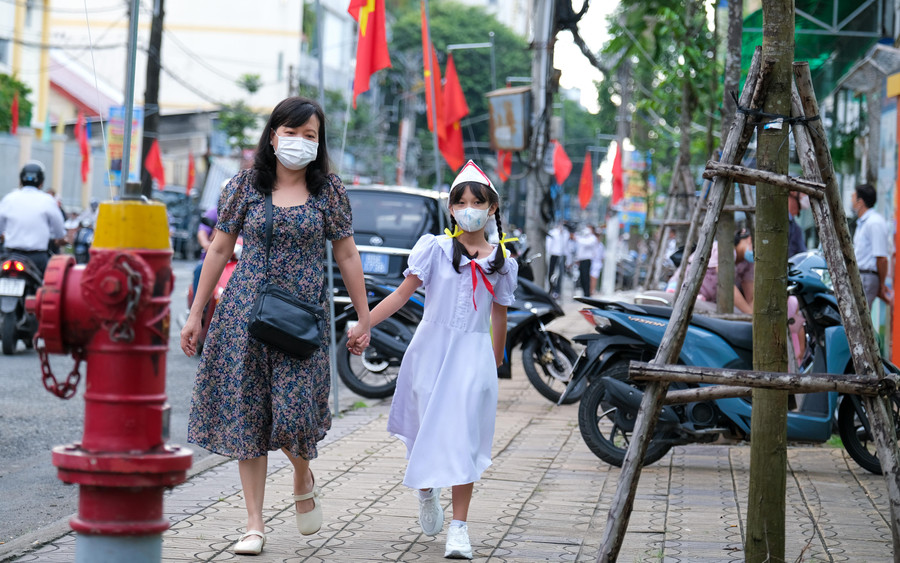 Từ rất sớm phụ huynh đã dắt con đến trường để dự lễ khai giảng năm học mới.