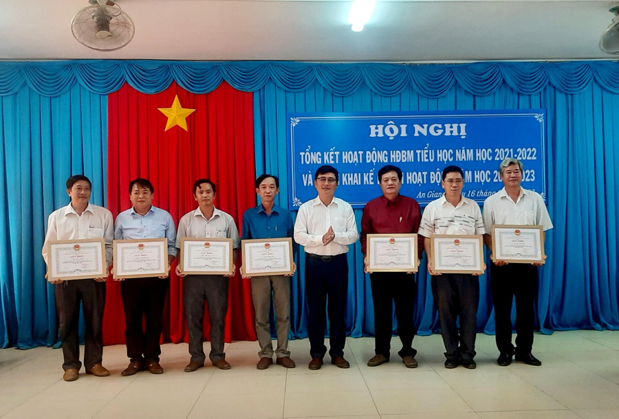 Khen thưởng các thành viên hoàn thành xuất sắc công tác HĐBM năm học 2021 - 2022. Khen thưởng các thành viên hoàn thành xuất sắc công tác HĐBM năm học 2021 - 2022.