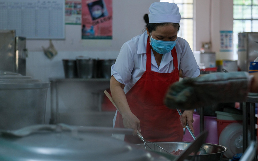 Không gian khu vực bếp trường luôn được vệ sinh sạch sẽ và hạn chế người lạ ra vào khu vực này khi không cần thiết. Không gian khu vực bếp trường luôn được vệ sinh sạch sẽ và hạn chế người lạ ra vào khu vực này khi không cần thiết.