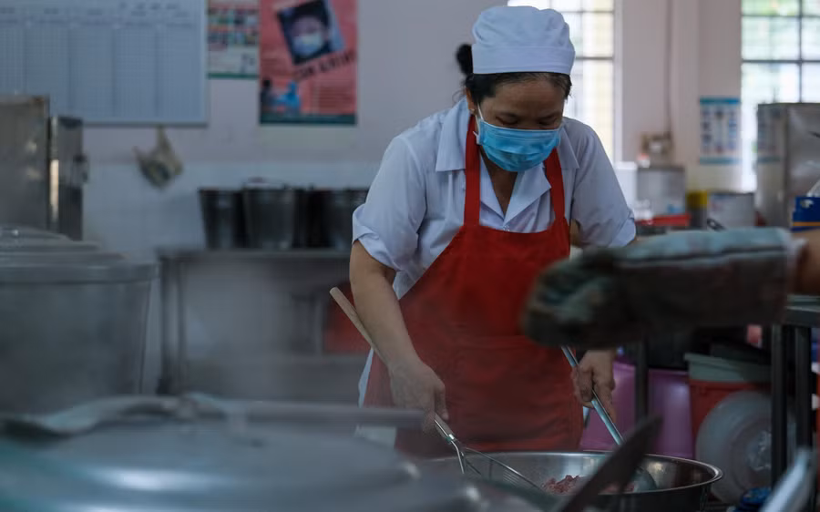 Không gian khu vực bếp trường luôn được vệ sinh sạch sẽ và hạn chế người lạ ra vào khu vực này khi không cần thiết.