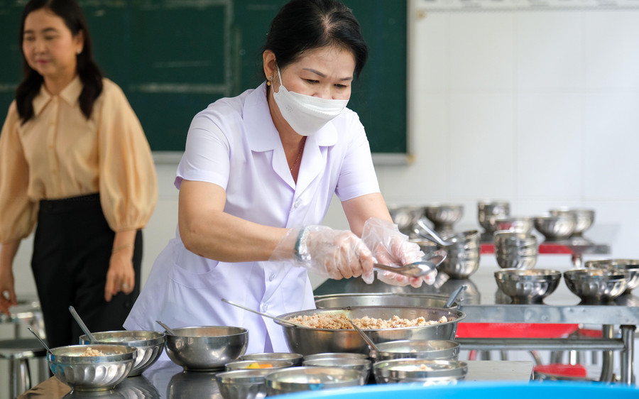 Nhà trường xây dựng thực đơn theo tuần đảm bảo cân bằng dinh dưỡng, giúp các em phát triển thể lực và thể chất một cách phù hợp Nhà trường xây dựng thực đơn theo tuần đảm bảo cân bằng dinh dưỡng, giúp các em phát triển thể lực và thể chất một cách phù hợp
