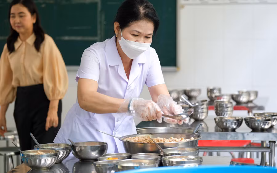 Nhà trường xây dựng thực đơn theo tuần đảm bảo cân bằng dinh dưỡng, giúp các em phát triển thể lực và thể chất một cách phù hợp