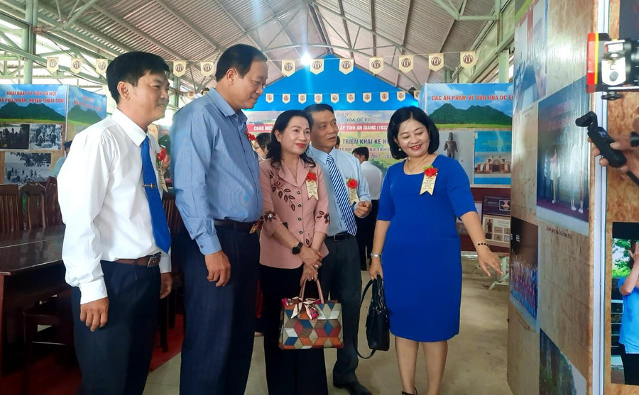 Đại biểu tham quan triển lãm hình ảnh chuyên đề “Di tích Quốc gia đặc biệt Óc Eo – Ba Thê, 10 năm bảo tồn và phát huy giá trị". Đại biểu tham quan triển lãm hình ảnh chuyên đề “Di tích Quốc gia đặc biệt Óc Eo – Ba Thê, 10 năm bảo tồn và phát huy giá trị".