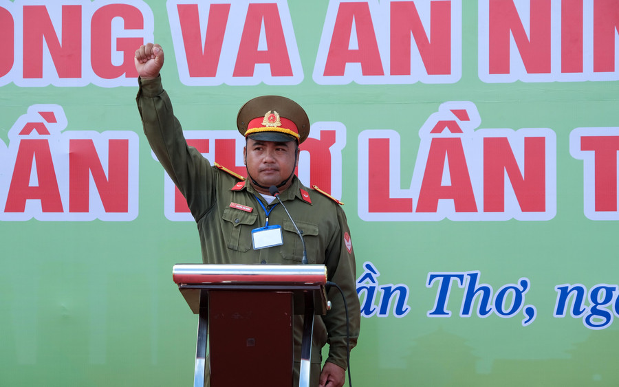 Đại diện tổ trọng tài tuyên thệ. Đại diện tổ trọng tài tuyên thệ.