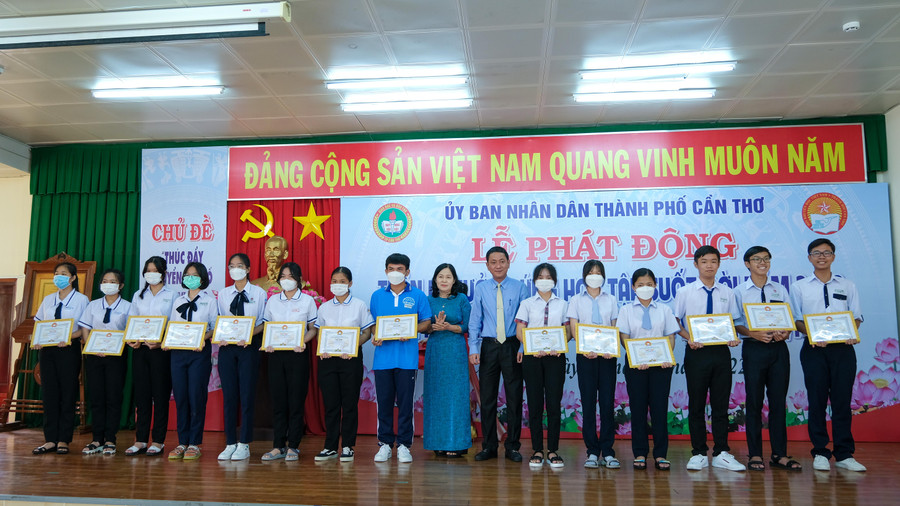 Trao khen thưởng cho 27 học sinh đã đạt thành tích học tập xuất sắc tiêu biểu. Trao khen thưởng cho 27 học sinh đã đạt thành tích học tập xuất sắc tiêu biểu.