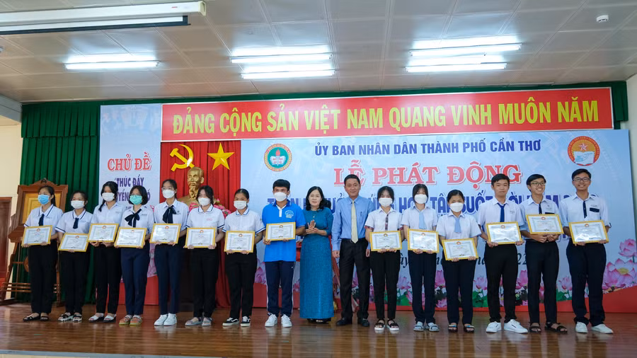 Trao khen thưởng cho 27 học sinh đã đạt thành tích học tập xuất sắc tiêu biểu.