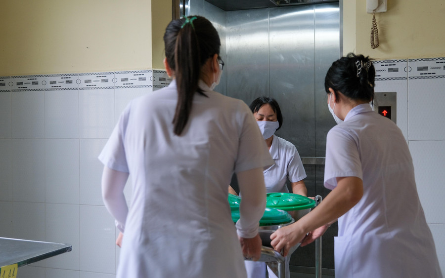 Cán bộ bếp ăn vận chuyển thức ăn bằng thang máy lên cho các em học sinh ở tầng trên. Cán bộ bếp ăn vận chuyển thức ăn bằng thang máy lên cho các em học sinh ở tầng trên.