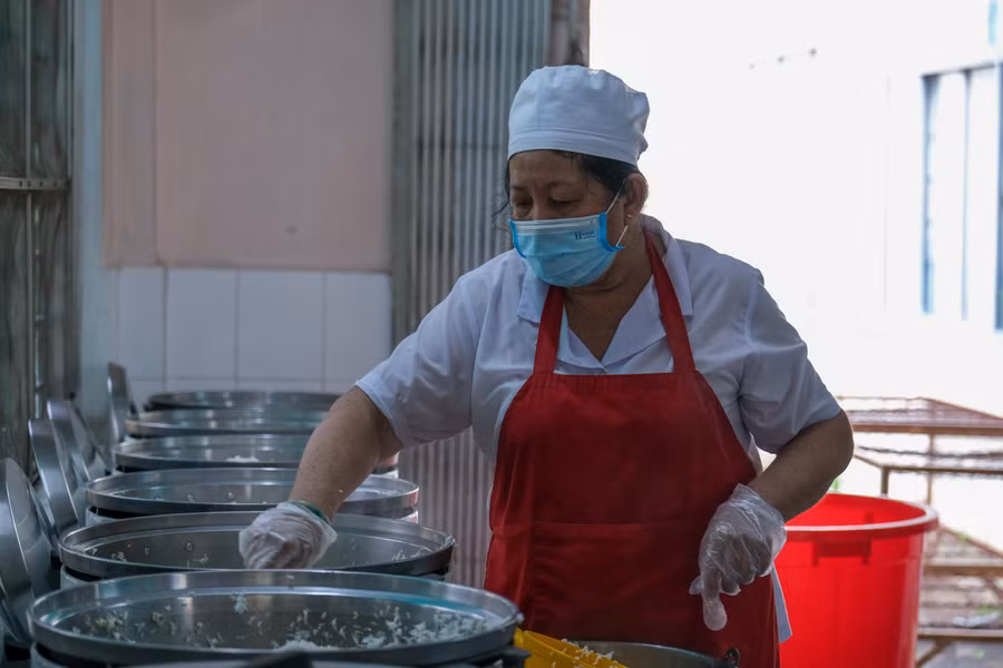 Mỗi ngày, 9 cán bộ bếp ăn phải thức từ 5 giờ sáng để nấu cho gần 2.000 học sinh Trường TH Ngô Quyền, quận Ninh Kiều (TP. Cần Thơ).