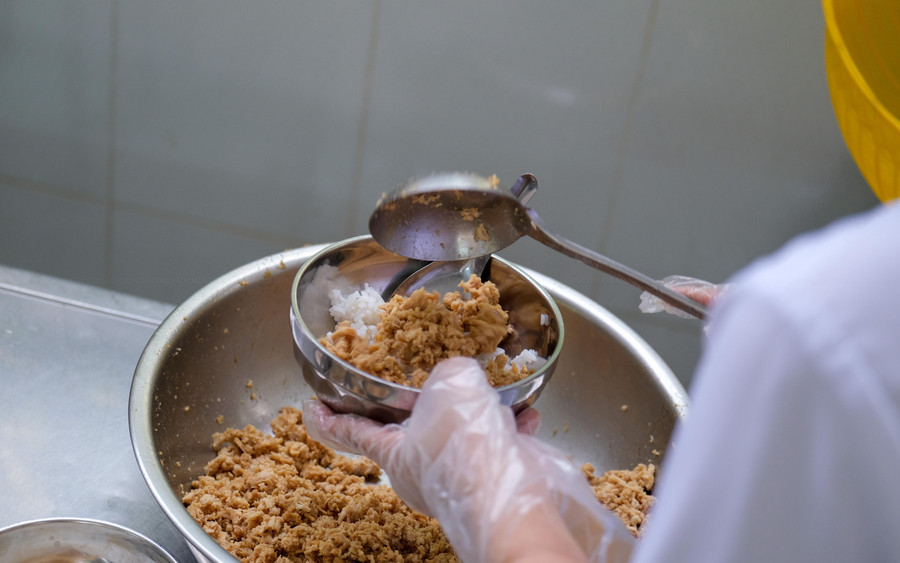 Ngoài việc đảm bảo an toàn vệ sinh thực phẩm thì chất lượng bữa ăn luôn được nhà trường quan tâm đầu tư đúng mức. Ngoài việc đảm bảo an toàn vệ sinh thực phẩm thì chất lượng bữa ăn luôn được nhà trường quan tâm đầu tư đúng mức.