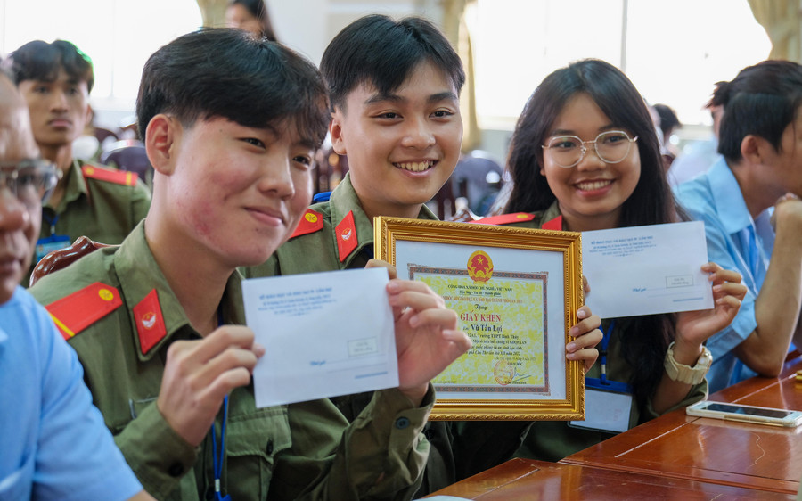 Học sinh phấn khởi khi được nhận giải thưởng tại Hội thao.