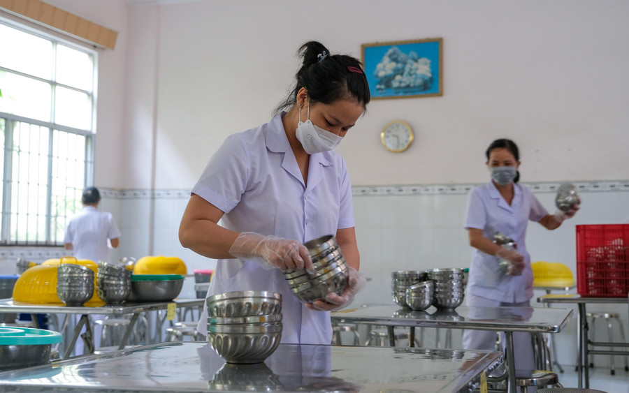 Các cô bảo mẫu hỗ trợ dọn chén dĩa ra bàn ăn cho các em. Các cô bảo mẫu hỗ trợ dọn chén dĩa ra bàn ăn cho các em.