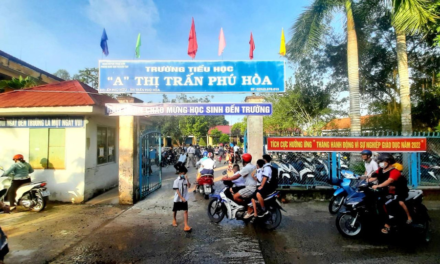 Không khí nhộn nhịp trong ngày tựu trường tại Trường Tiểu học A thị trấn Phú Hòa (huyện Thoại Sơn, tỉnh An Giang).