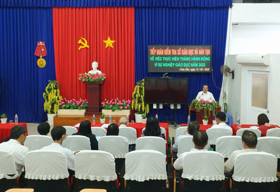 Sở GD&amp;ĐT An Giang kiểm tra việc thực hiện “Tháng hành động vì sự nghiệp giáo dục năm 2022” tại TP. Châu Đốc.