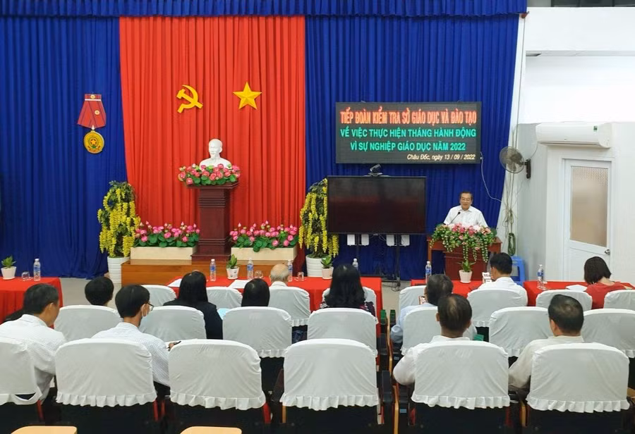 Sở GD&amp;ĐT An Giang kiểm tra việc thực hiện “Tháng hành động vì sự nghiệp giáo dục năm 2022” tại TP. Châu Đốc.